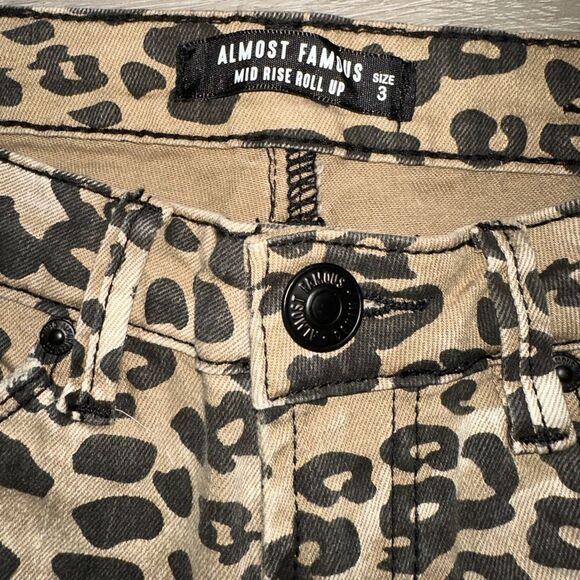 ALMOST FAMOUS MID RISE ROLL UP DISTRESSED FRONT ANIMAL PRINT BEIGE SIZE 3 - Picture 4 of 8